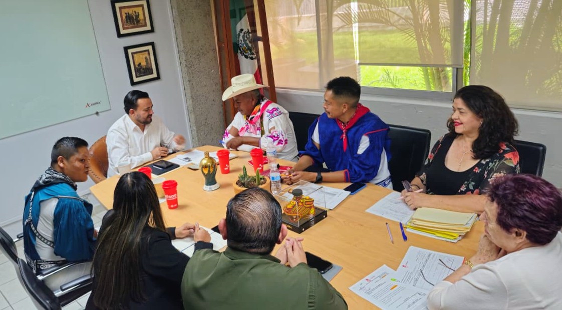 MtroFerLozano's tweet photo. Recibimos en la @educacion_jal a  Aurelio Torres Carrillo, Presidente del Comisariado de Bienes Comunales de Santa Catarina Cuexcomatitlan, municipio de Mezquitic y a Camerino Sánchez Carrillo, Director General de la Comisión Estatal Indígena del @GobiernoJalisco https://t.co/UB2SG9YKSo