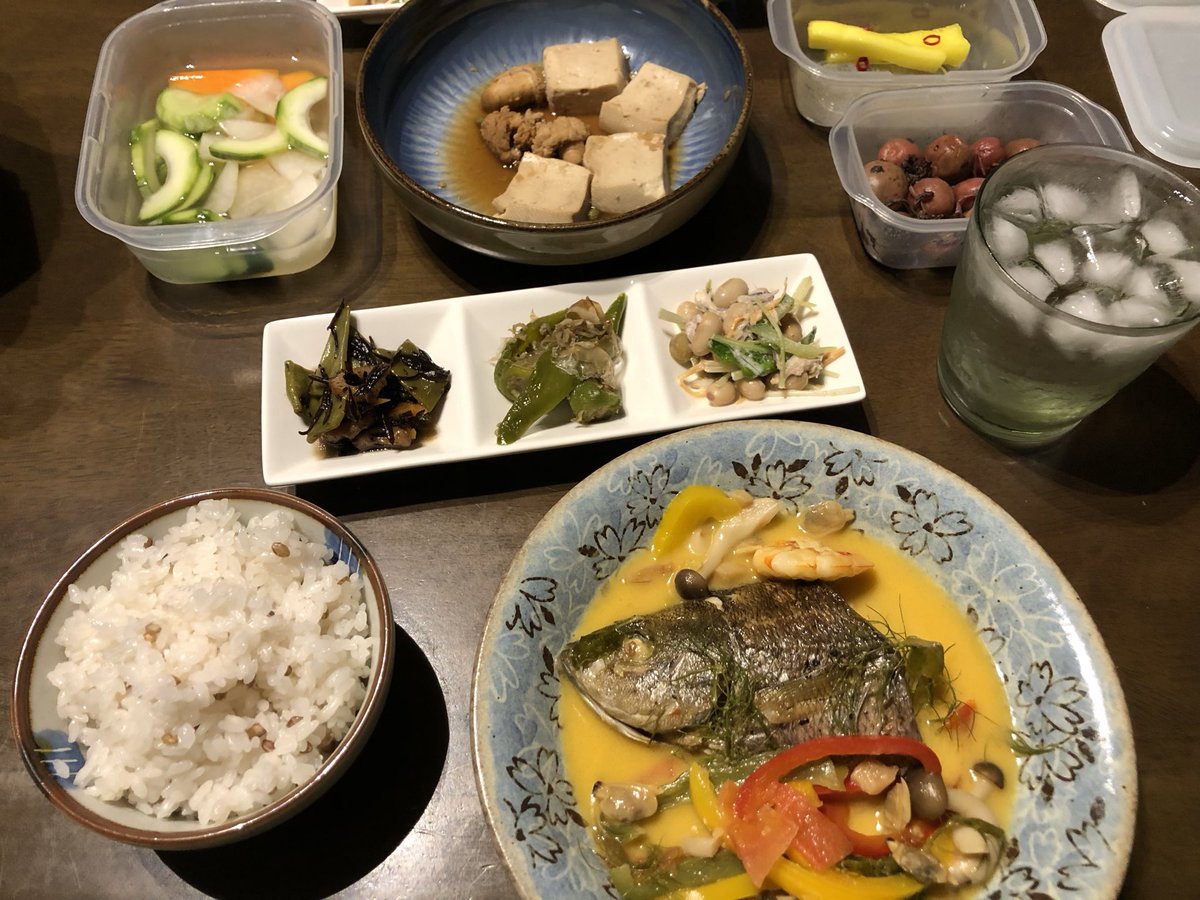 konseimaoh's tweet photo. お魚三昧生活3日目は、イサキのアクアパッツァと作り置きオカズで😋🍻
昨日残して一日寝かせた(？)イサキの子の煮付けが豆腐に味がしゅんで旨くなってた😄
そしてイサキの中のイサキも無事に回収成功！😅
#おうちごはん 
#晩ごはん 
#飯テロ 
#家飲み 
#作り置き生活 
#魚料理 https://t.co/aRGtD1jzCI
