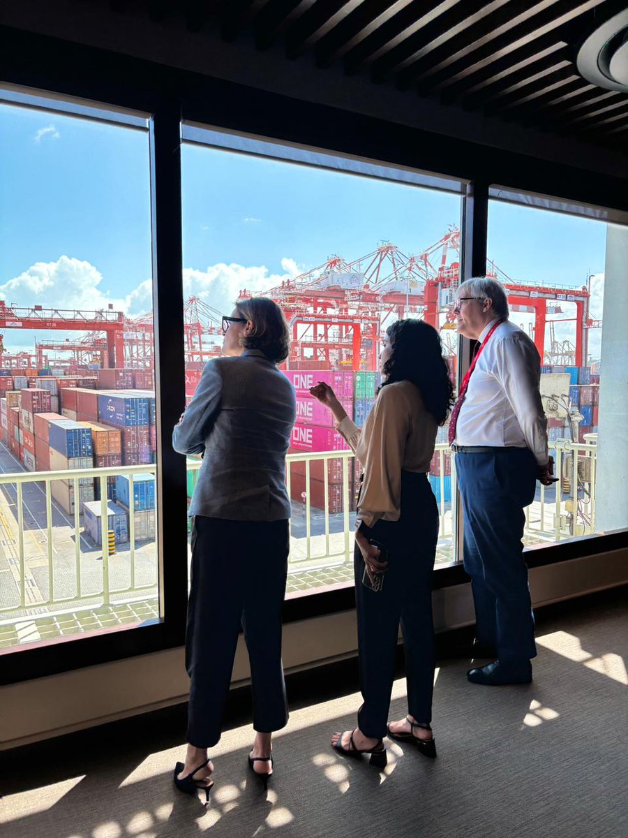 SAGT_SL's tweet photo. SAGT was honored to welcome His Excellency Andrew Patrick, British High Commissioner to Sri Lanka, Ms. Laure Beaufils of the FCDO (UK), and Ms. Asanthi Fernando of the British High Commission Colombo for an informative visit and terminal tour.

#SAGT #PortOfColombo #SriLanka https://t.co/gLCJQxz2nQ