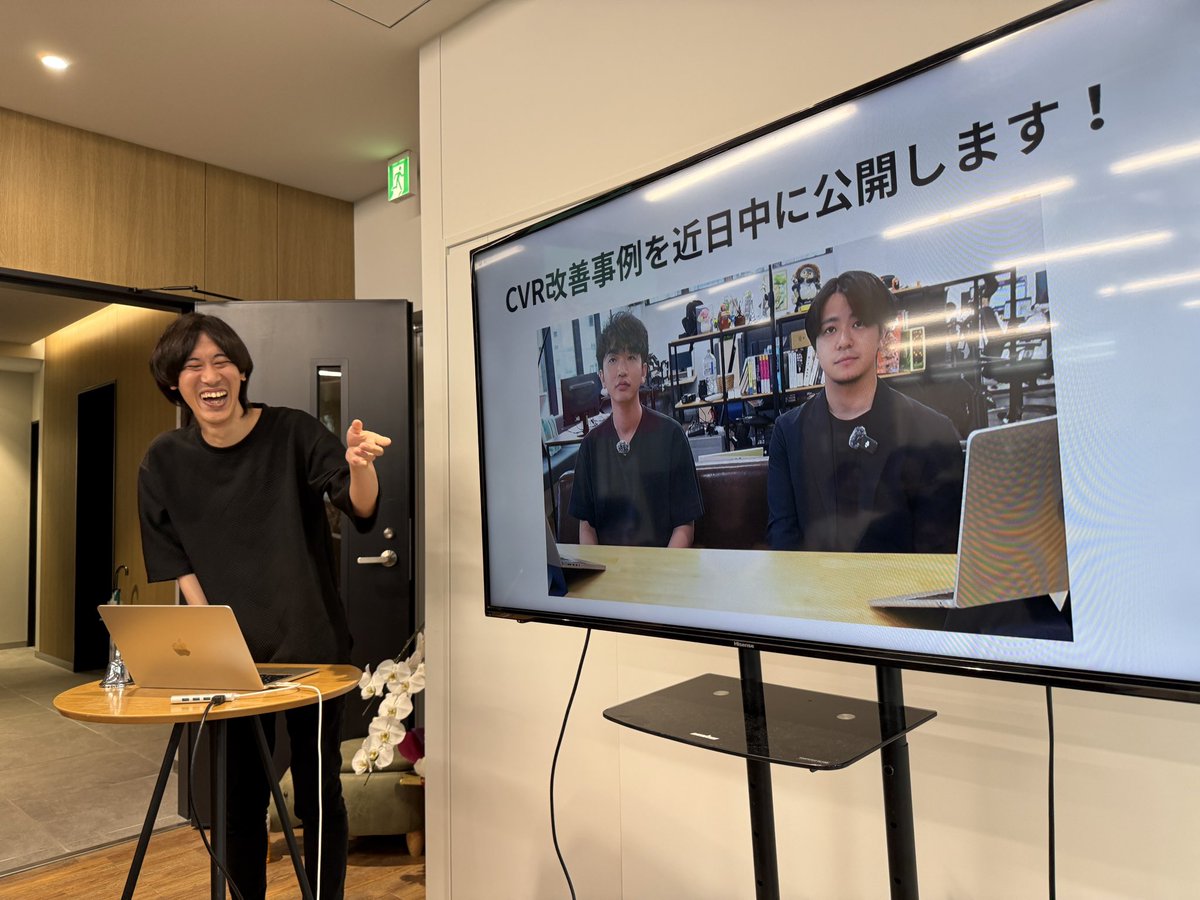 hitmeeeeen's tweet photo. さっきの全社会おもろかったな

①ブラジル戦を見て「俺だって一昨日まで走れたのに」と蜂窩織炎に苦しんでた人

②トップコンサル研修で聞いた「サスペンス映画のタイトルっぽい言葉」

③圧倒的に激務なのに時間停止してA/Bテスト200連発集サイトを作った能力者

④なぜかカンペを頭上から出されてる https://t.co/cwTxSMiHk1