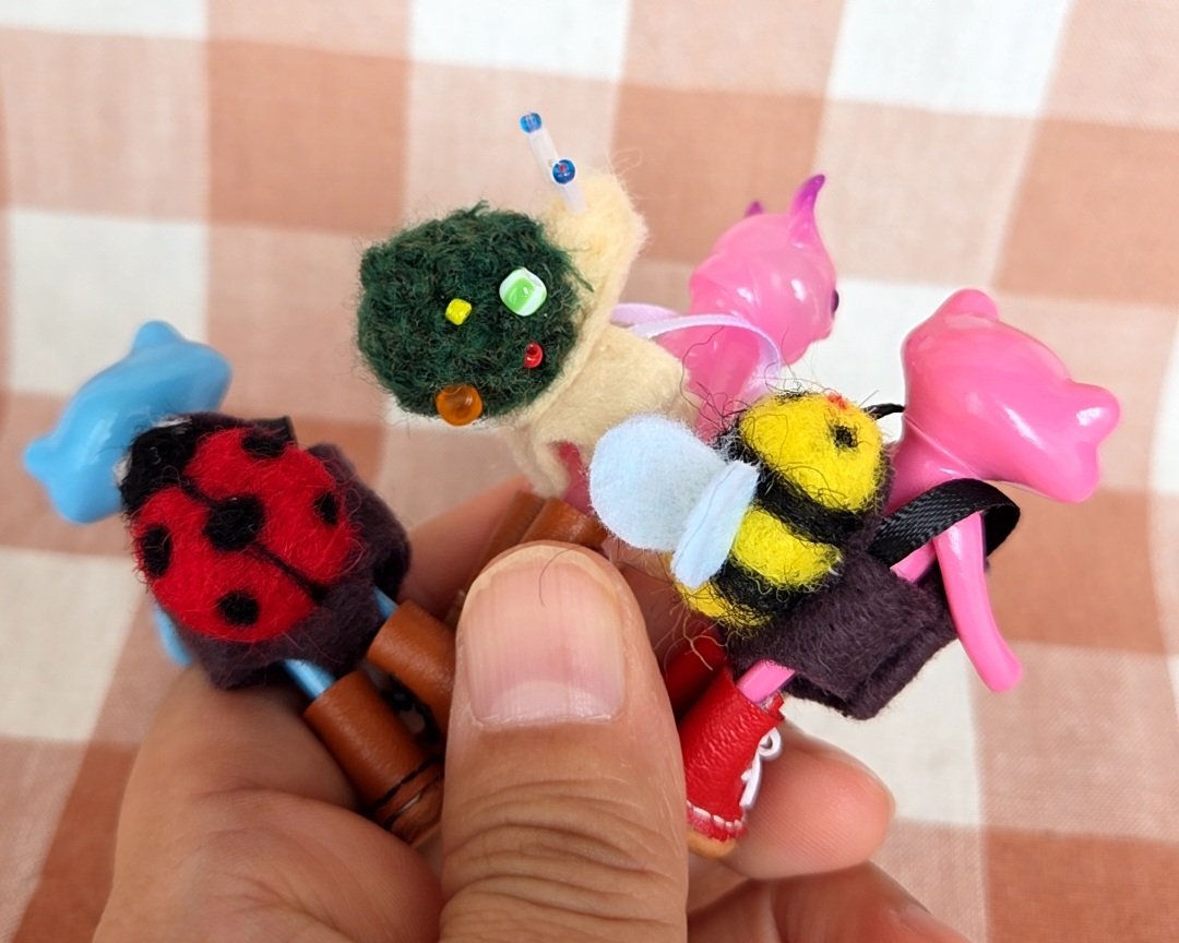 naga620's tweet photo. 小さな虫さん背負いました 🐝 🐌 🐞
背中がちと重い…💦  バランス取って！ よっこらしょ💦
Dolls' tea partyにお持ちします🎶
今週末です！ 皆様のお越しをお待ちしております🐻‍✨
 #dollsteaparty  #境赤レンガ倉庫  #羊毛フェルト  #フォーチュンワンダ https://t.co/C0Jpwbsi3z