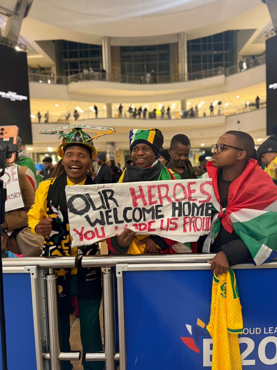 GaytonMcK's tweet photo. Our people are here to welcome our heroes 🇿🇦🇿🇦🇿🇦🇿🇦🇿🇦🔥🔥🔥🔥🕺🏽🕺🏽🕺🏽 https://t.co/ImFP6cjOCj
