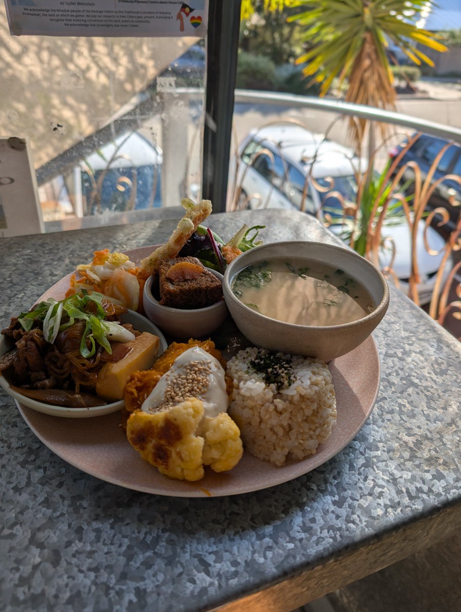 Ja__Johnny's tweet photo. 最近和食が食べたくて仕方なかったので、パースに来て初めて日本食カフェに、朝から一人で行ってきた。
これで$28(約3,200円)だよ、泣けてくる。
一人で行ったから美味しさも半減（泣）
切実に友達、恋人、なんでもいいから親しい間柄の人が欲しい。 https://t.co/0CNm8hTo7T