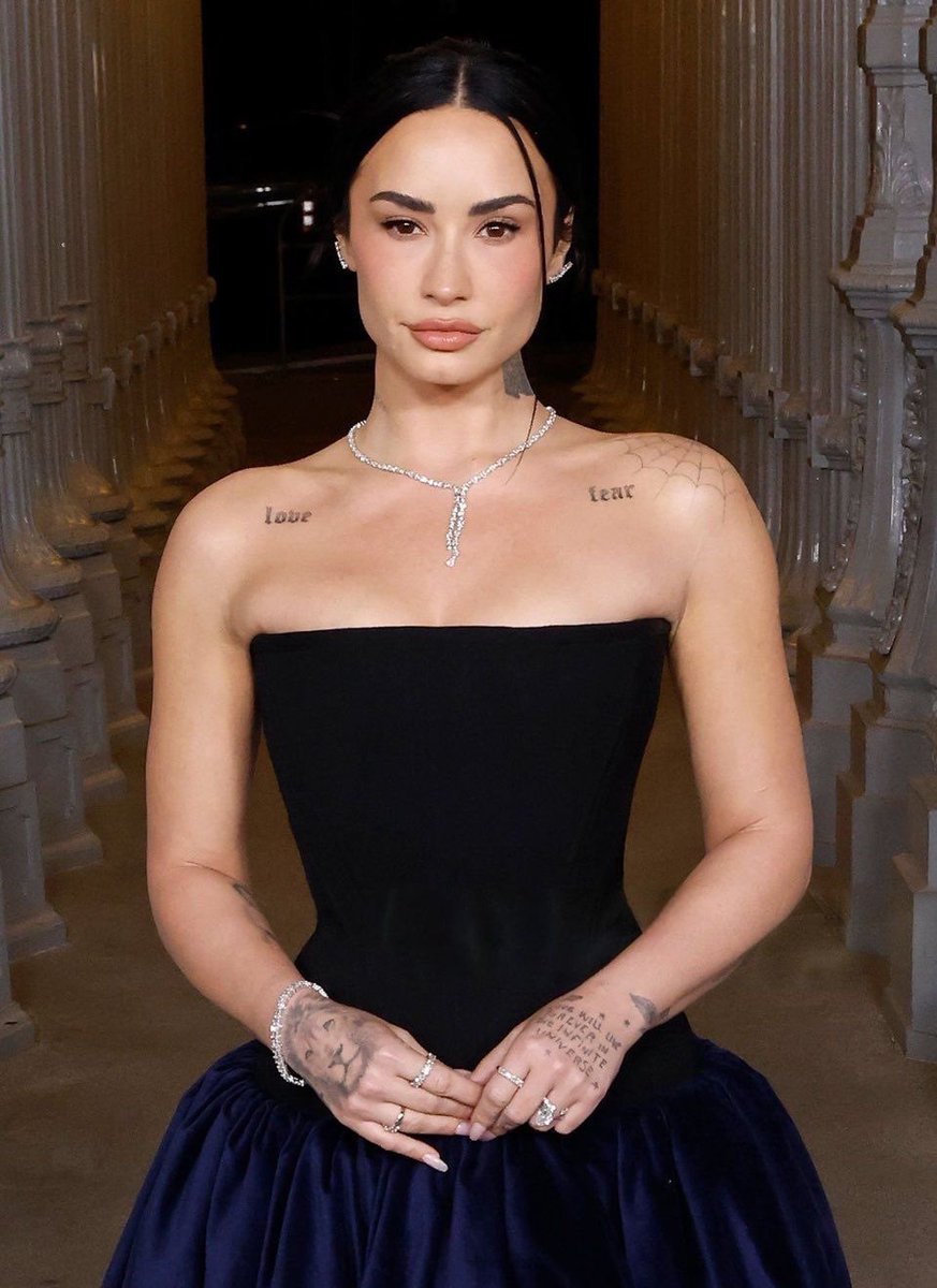 lonelylvato's tweet photo. this is still the best she’s ever looked. she’s a goddess https://t.co/nmAkNGb0tq