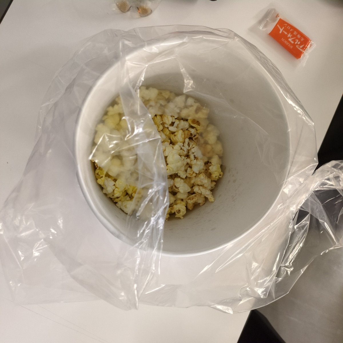 secoriand's tweet photo. 授業丸々2時間映画鑑賞で神
↓これは授業中に買いに行ったポップコーン https://t.co/bwSjlqTscs