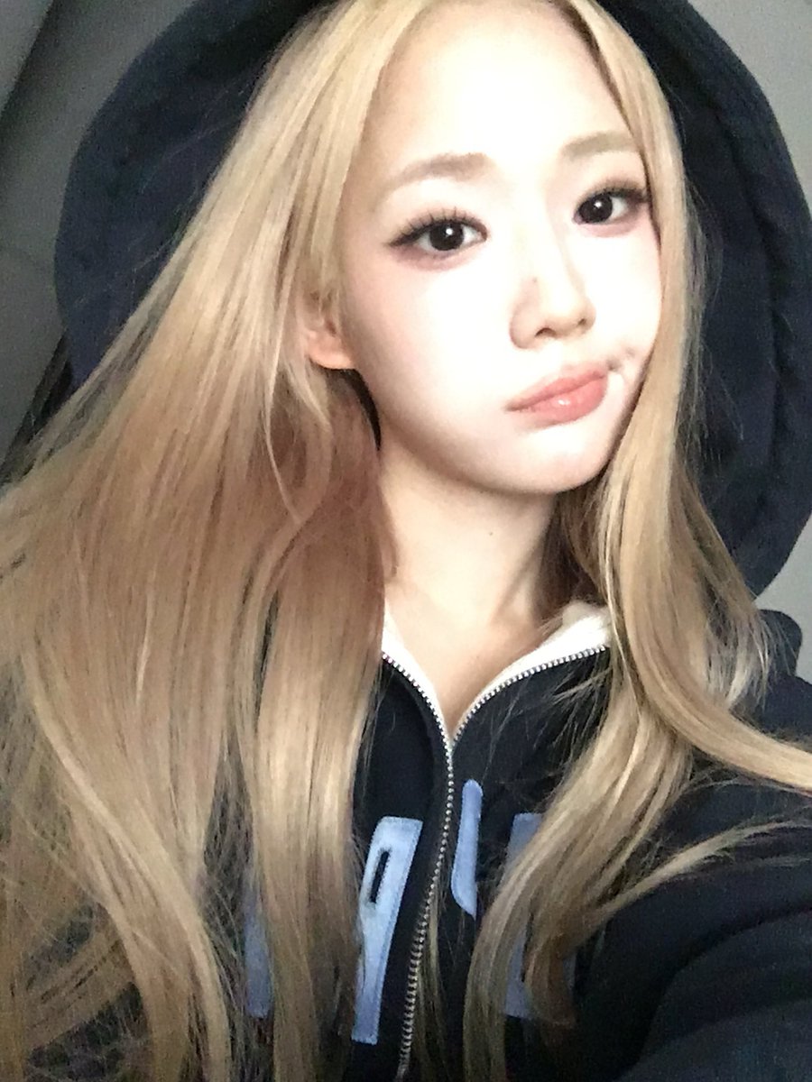 bakaalln26's tweet photo. 251121 프롬에서 🎉
오랜만에 만난 친구들과 함께라서 더 특별했던 날이었어요.
다들 어떻게 지내나 궁금했는데, 역시 만나면 시간 가는 줄 모르네요 ㅎㅎ
다음에 또 보자고 약속!
#블루레이디_트친소 #cd #뷰티 https://t.co/5vN6X9xSDo