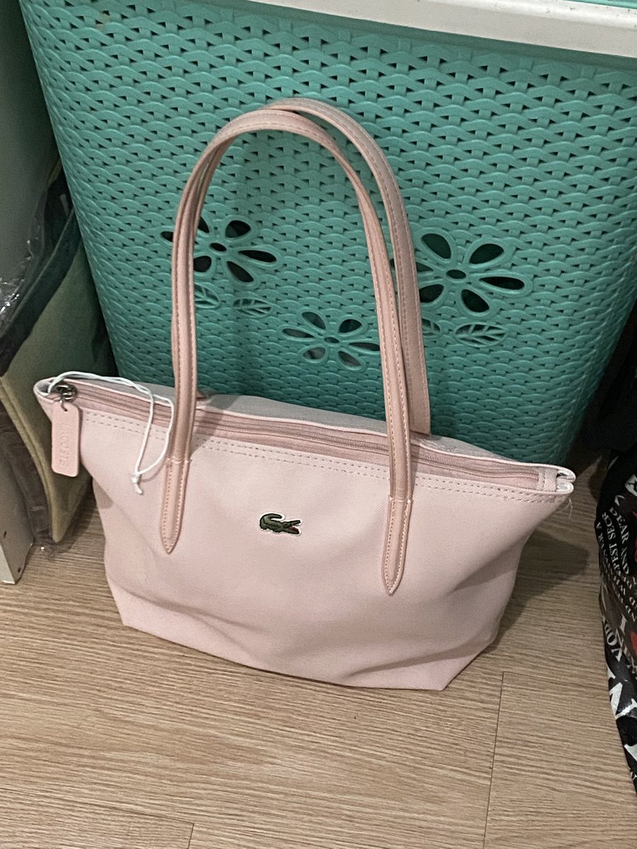 velournic's tweet photo. @drunkhys Aku juga cuma bawa ini terus katanya gaboleh bawa tas gede pas masuk, bingung ini nanti dititipin kemana ya soalnya cuma check in 1 hari doang di hotel dan kinda gak enak nitipin tas segini doang 😭😭 https://t.co/4P2wGpZwu2