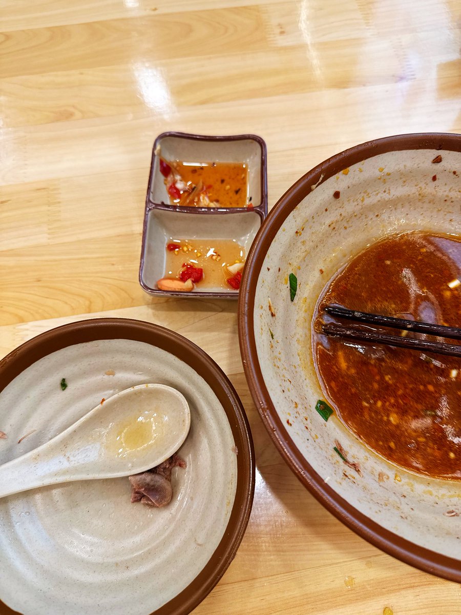 jer_licious's tweet photo. The Zunyi local hit eatery — Aunt Xiao Er’s Fresh Pork Leg Sliced Rice Noodles — has opened a branch in Guiyang!

#Foodie #FoodIsLife #FoodieMoments #FoodieFind #FoodieVibes https://t.co/x9YqE1ALMS