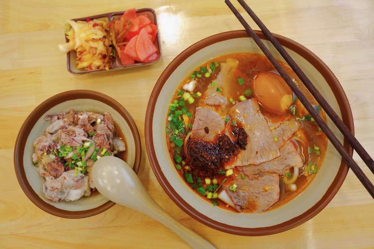 jer_licious's tweet photo. The Zunyi local hit eatery — Aunt Xiao Er’s Fresh Pork Leg Sliced Rice Noodles — has opened a branch in Guiyang!

#Foodie #FoodIsLife #FoodieMoments #FoodieFind #FoodieVibes https://t.co/x9YqE1ALMS