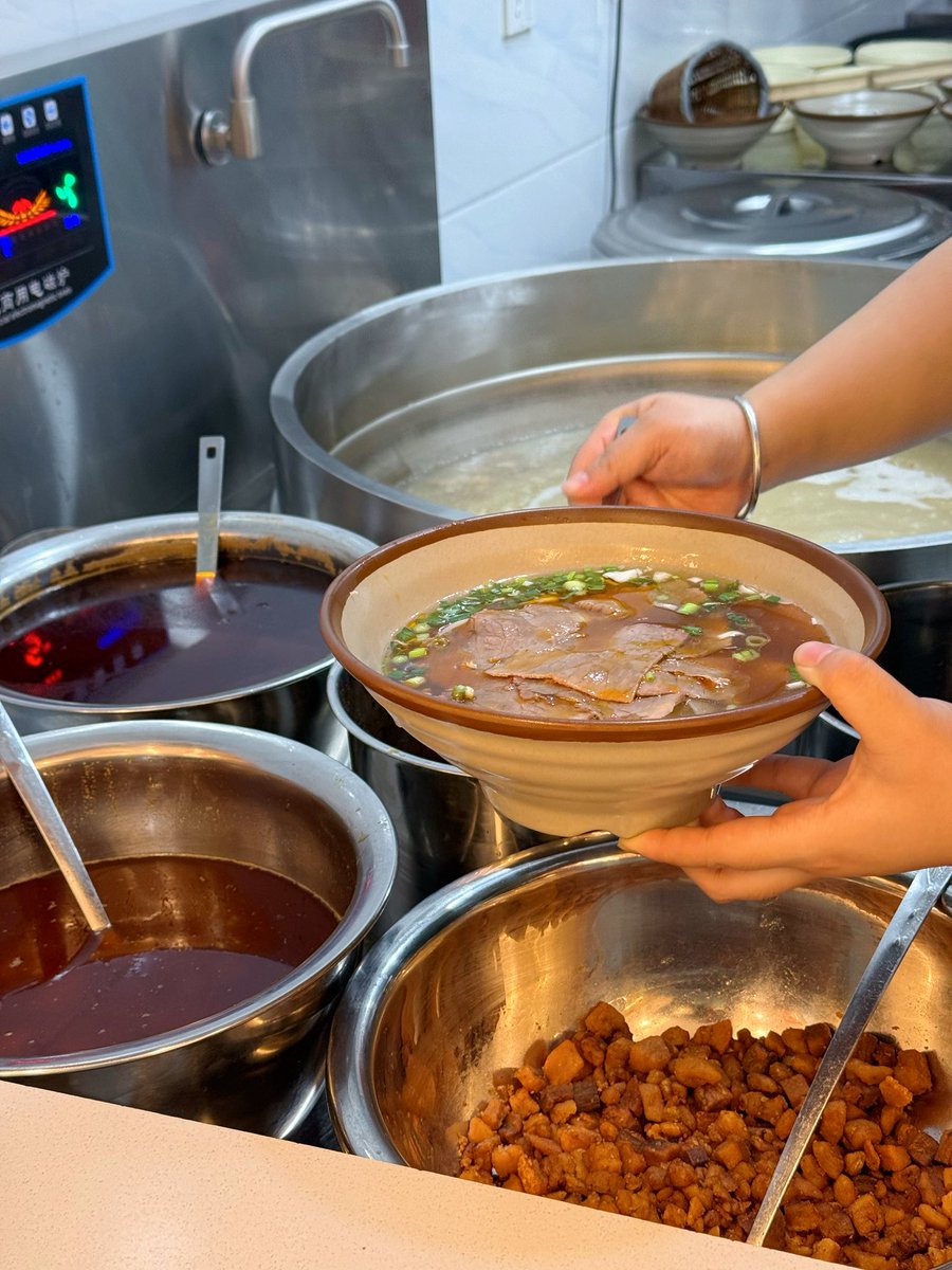 jer_licious's tweet photo. The Zunyi local hit eatery — Aunt Xiao Er’s Fresh Pork Leg Sliced Rice Noodles — has opened a branch in Guiyang!

#Foodie #FoodIsLife #FoodieMoments #FoodieFind #FoodieVibes https://t.co/x9YqE1ALMS