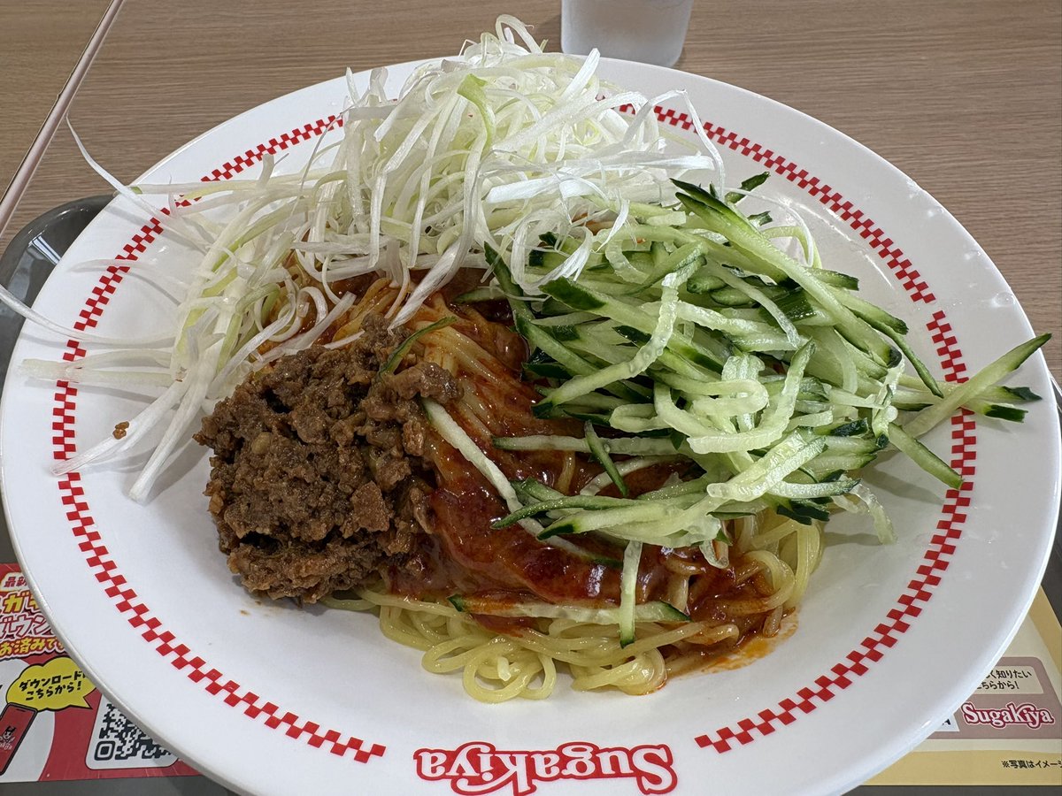 andrepachimaga's tweet photo. 昨日までの広島風辛つけ麺と入れ替わりで今日から登場のスガキヤ夏限定メニュー冷し担々麺。辛さはほんの少しながら、白髪ネギが効いててなかなか美味い😆 https://t.co/qWTnFKzzb9