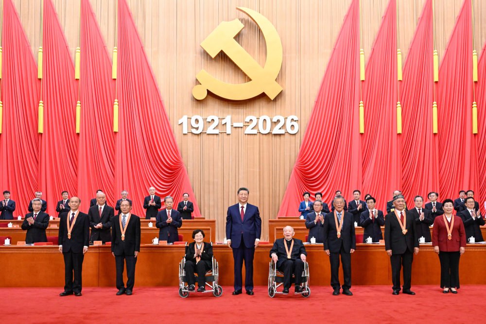 HubaVision's tweet photo. 庆祝中国共产党成立105周年大会7月1日上午在北京人民大会堂隆重举行。中共中央总书记、国家主席、中央军委主席习近平向“七一勋章”获得者颁授勋章并发表重要讲话。 https://t.co/wv3dEgfgBr