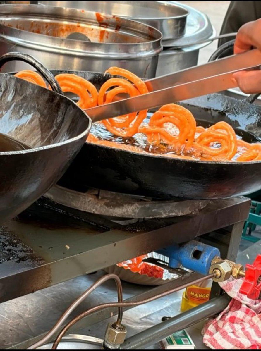 Anuradha6jza's tweet photo. One line from a street vendor in Kolkata revealed the whole truth of the system...! 💔

A few months ago, when a man was in Kolkata, he casually asked a namkeen-jalebi seller, “Brother, how much do you earn in a day?”

He smiled and replied, “Sir, business goes on for around ₹4,000–5,000…”

At first, it seemed like a decent income.

But what he said next really made him think.

“Sir… there’s rent for the cart, money for the place, a share for the local don, bribes for the police, expenses for traffic police… you have to keep everyone satisfied.”

Then his final words hit straight to the heart —

“If business is slow, nobody asks… but the moment business starts doing well, everyone wants a share.”

Every cart standing on the street doesn’t just fry jalebis; it burns itself every single day in the heat of the system.

Remember… from a distance, every earning looks easy, but behind every note there is struggle, sweat, and countless untold battles.
