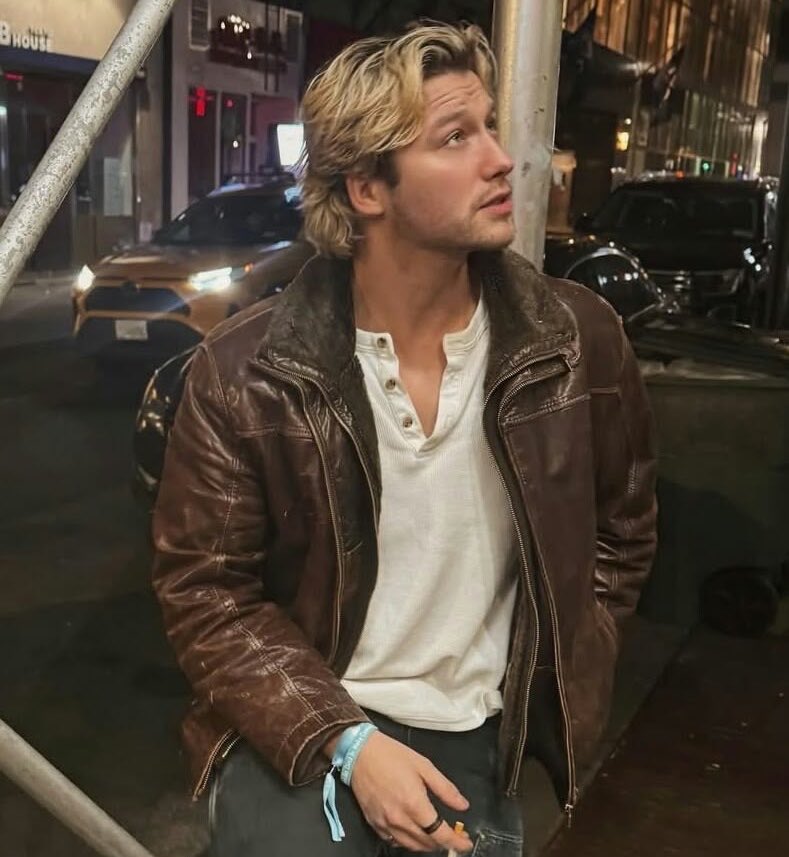 velkrionx's tweet photo. ָ࣪  ˖  𝓝ome: Dean Di Laurentis. 
ָ࣪  ˖  𝓘dade: 23
ָ࣪  ˖  𝓤niversidade: Briar U.
ָ࣪  ˖  𝓒urso: Direito.
ָ࣪  ˖  𝓔xtracurricular: Hockey
ָ࣪  ˖  𝓐no/𝓢emestre: 4 ano/ 8° periodo.
ָ࣪  ˖  𝓞 que procura: qualquer coisa.

Eu sou parte da THE QUAD — University League.
@TheQuadRP 🏆 https://t.co/mSr7D049uT