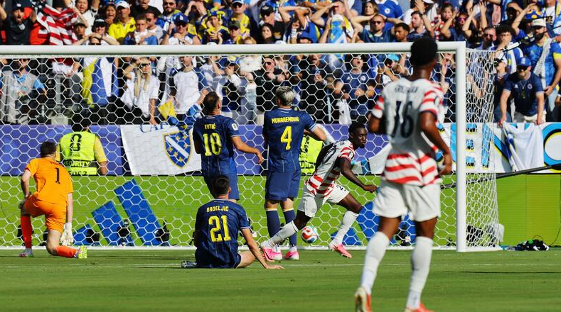 ElDeportivoLT's tweet photo. 🏆 Estados Unidos sigue animando su Mundial: pasa la valla de Bosnia y Herzegovina y se citará con Bélgica en octavos
https://t.co/IlGgf6xMIt https://t.co/V2yHyoj1LX