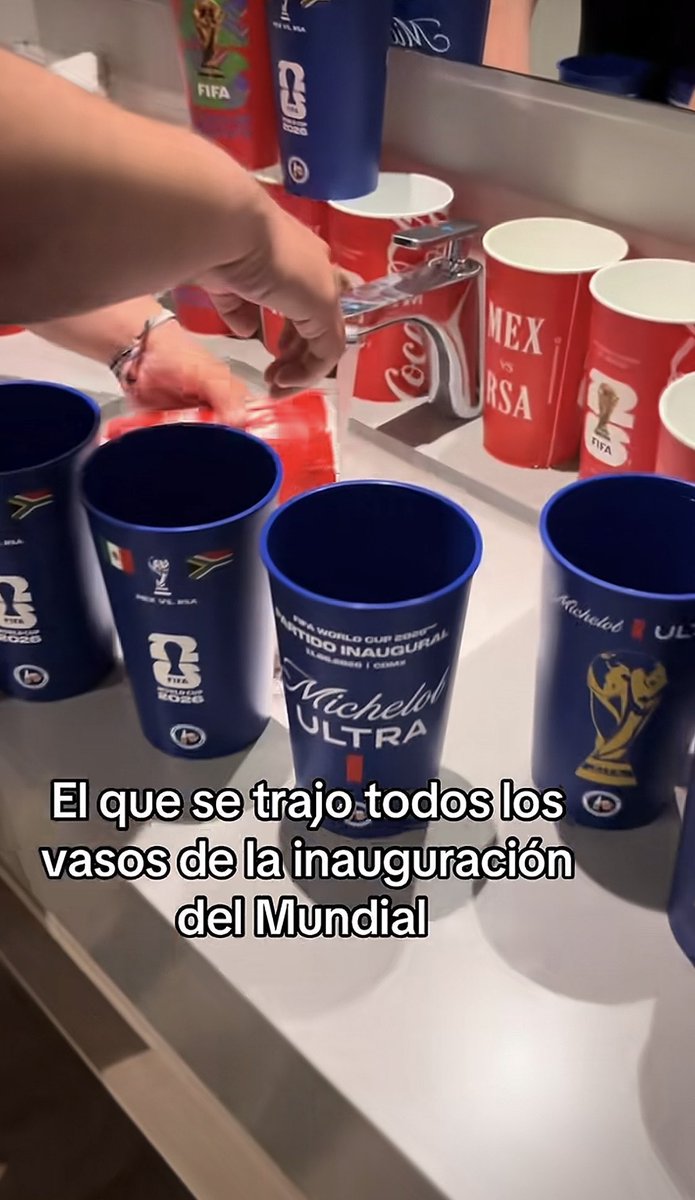 DavidArced's tweet photo. @EmergenciasEc Es mentira.  En la primera foto. La que dice al techo. Hay está los narradores.  Y hasta arriba no hay gente.  Y esa parte está muy resguardada. Y los vasos son rojos o azules.  Pura mentira. Que les aventaron algo. https://t.co/dyF9syZHXz