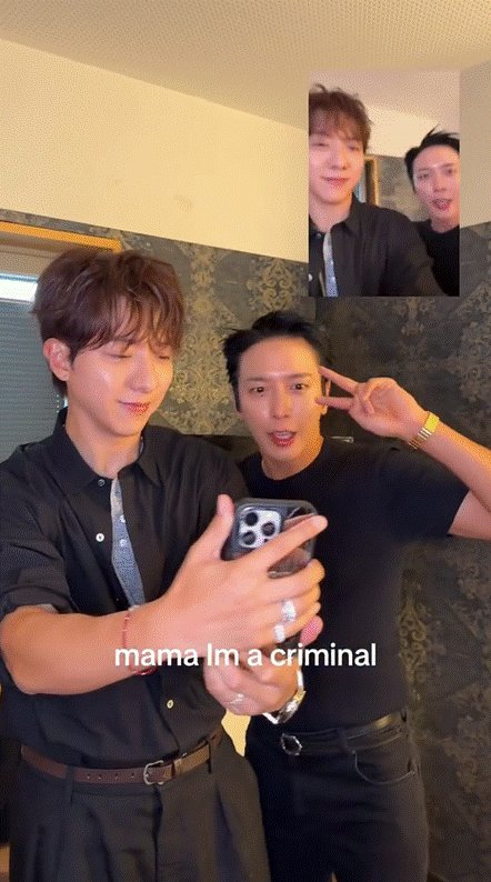 Kkorepo's tweet photo. 「#CNBLUE」#ヨンファ＆#ミンヒョク、#ジョンシン の自撮りを全力で妨害？…何年経っても少年のよう（動画あり）
🔗https://t.co/Y9HHG1Vli3 https://t.co/tMTX0m5KuY