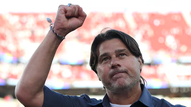 ElDeportivoLT's tweet photo. 🗣️ El orgullo de Pochettino tras avanzar a octavos de final del Mundial con Estados Unidos: “Este plantel se merece todo”
https://t.co/wkPqwRXGdL https://t.co/KTPu8fdWex