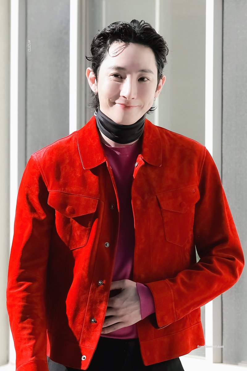 FDTD__'s tweet photo. 260624 TOMFORD   

부끄러워 숨은 말 대신 난  
핑크빛 하트를 고르지  

#이수혁 #leesoohyuk #イスヒョク #李洙赫 https://t.co/IYO44iKhg9
