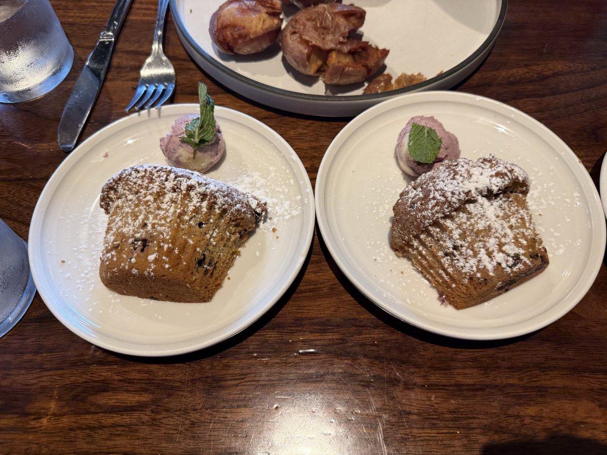 jctdining's tweet photo. breakfasts at sea glass @innbythesea.

latte.

triple berry smoothie.

grilled blueberry muffin, blueberry butter.

three egg omelette: bacon, cheddar, asparagus, crispy potatoes, sourdough toast. https://t.co/qFzI92p9Qu