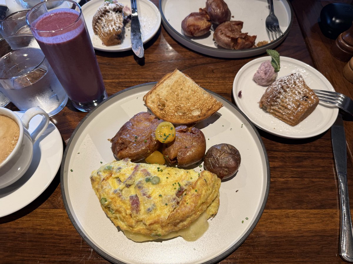 jctdining's tweet photo. breakfasts at sea glass @innbythesea.

latte.

triple berry smoothie.

grilled blueberry muffin, blueberry butter.

three egg omelette: bacon, cheddar, asparagus, crispy potatoes, sourdough toast. https://t.co/qFzI92p9Qu