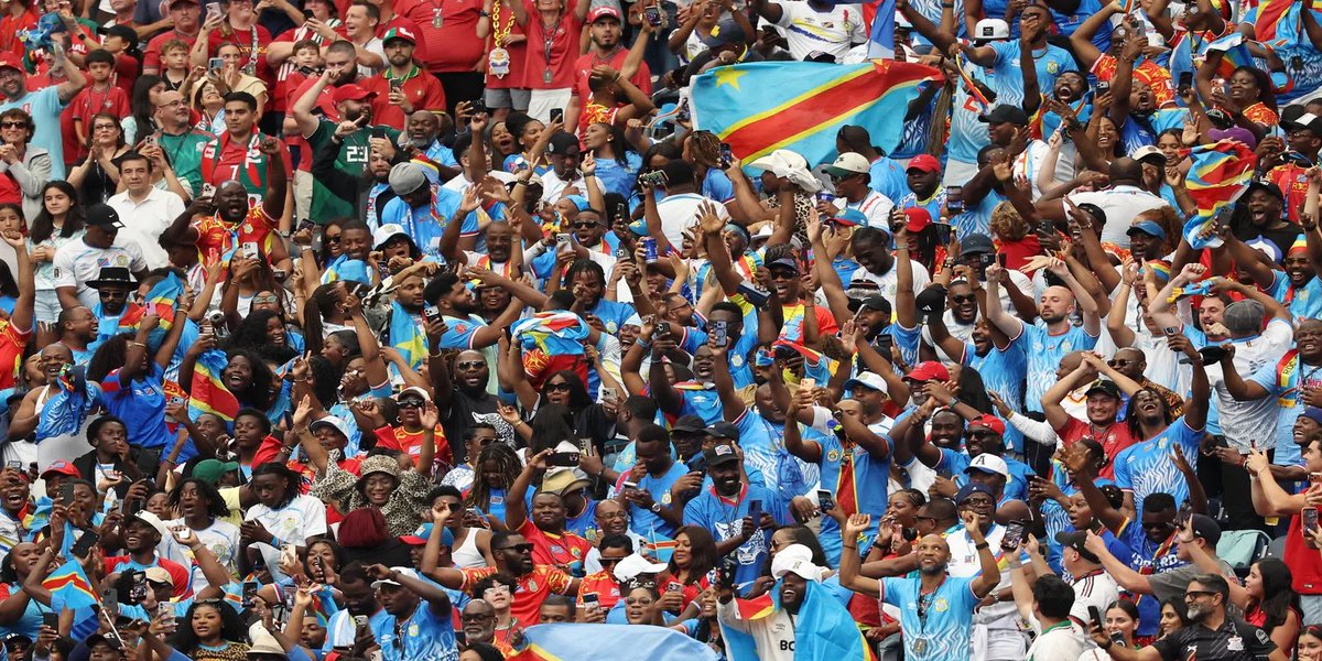 curtismack2023's tweet photo. La plus grande leçon de cette Coupe du Monde n'est pas seulement sportive. Elle est historique.
À ceux qui, depuis des décennies, pensent pouvoir affaiblir le Kongo par la division, la haine ou le chaos, cette Coupe du Monde a offert une réponse que le monde entier a pu voir.
Sans campagnes de relations publiques à plusieurs millions. Sans opérations de communication financées au prix du sang des Congolais. Sans artifice.
Nous avons simplement été nous-mêmes.
Un peuple fier.
Un peuple debout.
Un peuple courageux.
Un peuple accueillant.
Un peuple dont la dignité n'a jamais été vaincue.
Et le monde l'a ressenti.
Car l'âme d'une nation ne s'achète pas. Elle se révèle.
Le Kongo n'est pas une simple expression géographique. Ce n'est pas un assemblage de frontières héritées de l'histoire. Ceux qui rêvent de le fragmenter ne comprennent pas une vérité essentielle : on peut diviser une terre, mais on ne divise jamais un esprit.
Le Kongo est une civilisation.
Le Kongo est une mémoire.
Le Kongo est une promesse.
Le Kongo est un esprit.
Un esprit qui traverse les générations, dépasse les frontières et continue d'inspirer l'Afrique et le monde.
Tant que cet esprit vivra dans le cœur de ses enfants, le Kongo restera debout.
Le Kongo est un esprit. Et un esprit ne se balkanise pas.