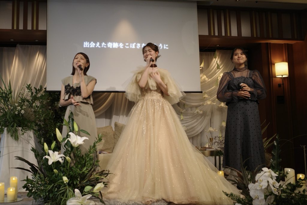 yu_watanabe_'s tweet photo. この度、結婚式を挙げました💍

私たちらしく笑いあり涙ありの結婚式となり本当に幸せな一日になりました🥺♡

そして #ハモスイ の2人にわがままを言って
約1年ぶりに3人で歌うこともできました🎤✨
2人とも本当にありがとう！

ずっと見守ってくれている皆さんにも心から感謝しています🤍大好きです https://t.co/IA34mV83IB