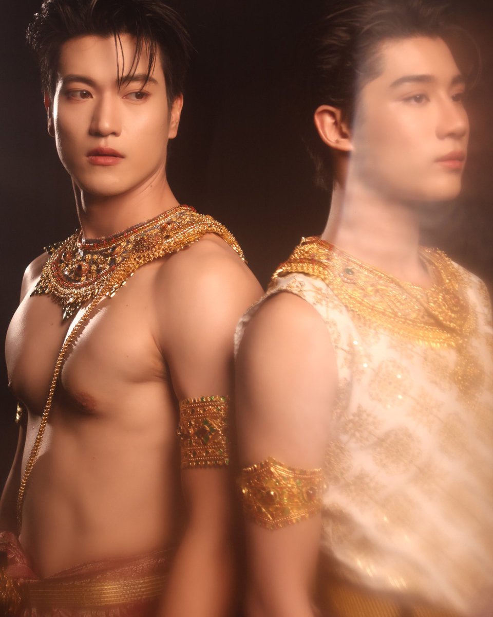 noirelissx's tweet photo. ในภพหนึ่งนั้น

ข้าผูกรักถักร้อยด้วยดวงชะตา
ผ่านกาลเวลาทอเป็นเรื่องราว

คงมั่นด้วยสัตยาเมื่อวานวัน
ฤดูกาลพัดผ่านกัปกัลป์มิเสื่อมคลาย

ด้วยเกียรติ ด้วยสัตย์ ด้วยรัก

แด่บ้านเมือง แด่มิตรภาพ แด่เจ้า

นานชั่วกัป นานชั่วกัลป์ นานชั่วนิรันดร์
จักขอปกป้องแลคอยเจ้าแต่เพียงผู้เดียว. https://t.co/GvMEAL8kMx