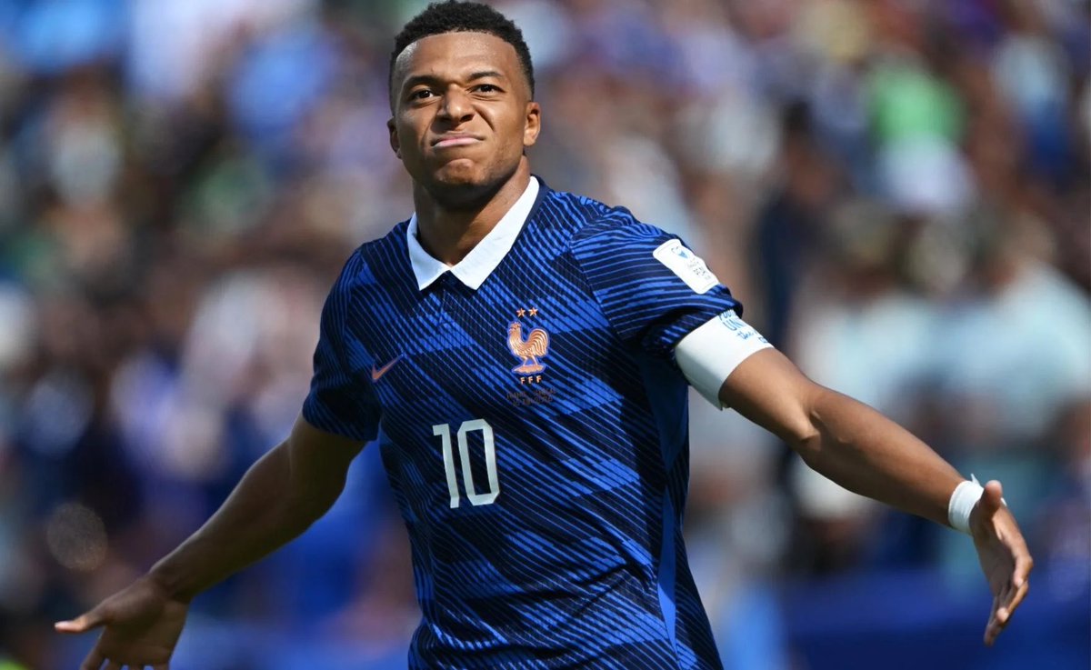 LeroyPrince77's tweet photo. 🚨 JUST IN: Max Eberl is OBSESSED with Kylian Mbappe.

Bayern Munich have NOT stopped thinking about him, he is the DREAM SIGNING.

At the moment, Real Madrid are INSISTING to keep him and RENEW his contract. 

In any case, I will keep you posted. @FabrizioRomano https://t.co/r4RpNdq8xJ