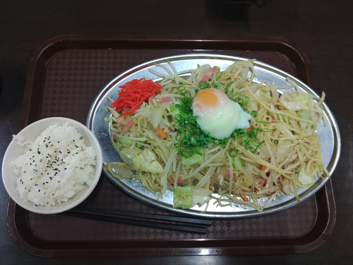 high_fry_flow's tweet photo. #今日の食べ歩紀行
#八起食堂
#今日の日替わり
#塩ホルモン焼そば
#今日もダブル
#on温玉
#with小ライス
#炭水化物with炭水化物は勝ち確
#野菜も豊富だし麺は飲み物なので実質スムージー
#紅生姜と追いニンニクはスーパーサブ
#LINE会員になれば毎回生卵or温玉オプション付け出来る https://t.co/5GvKow32rR