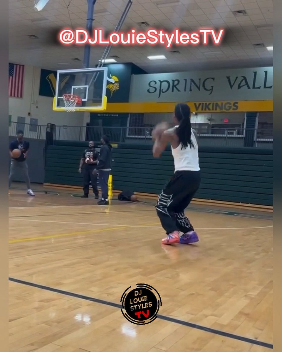 DJLouieStylesTV's tweet photo. Ja Morant is already back putting in work after the trade to Portland. 💪🏽🏀

#JaMorant #PortlandTrailBlazers #NBA #NBAUpdates #BasketballNews https://t.co/Mgw5hvNi7t