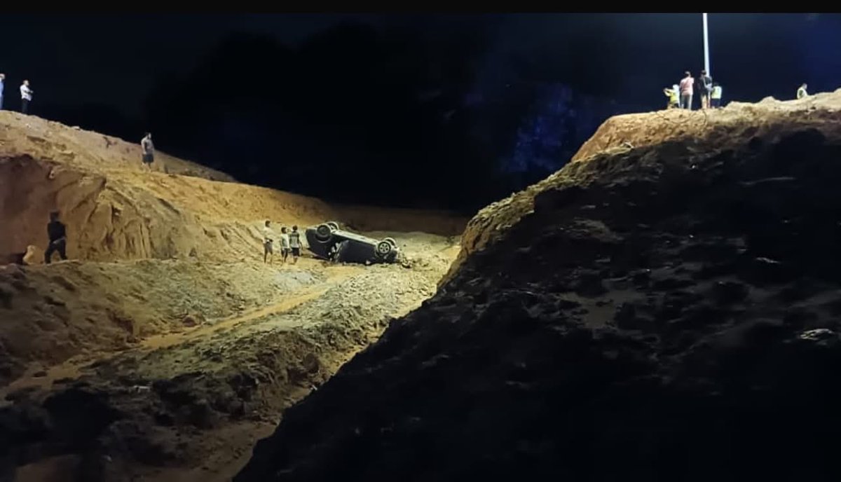 redzuanNewsMPB's tweet photo. Lima warga China cedera selepas kereta dinaiki mereka terjatuh ke dalam gaung sedalam 7 meter di tapak projek pembinaan kulvert di Kilometer 41, Jalan Kota Bharu-Kuala Krai yang dipercayai berpunca berpandukan aplikasi navigasi. https://t.co/ZPJ5oUacK1