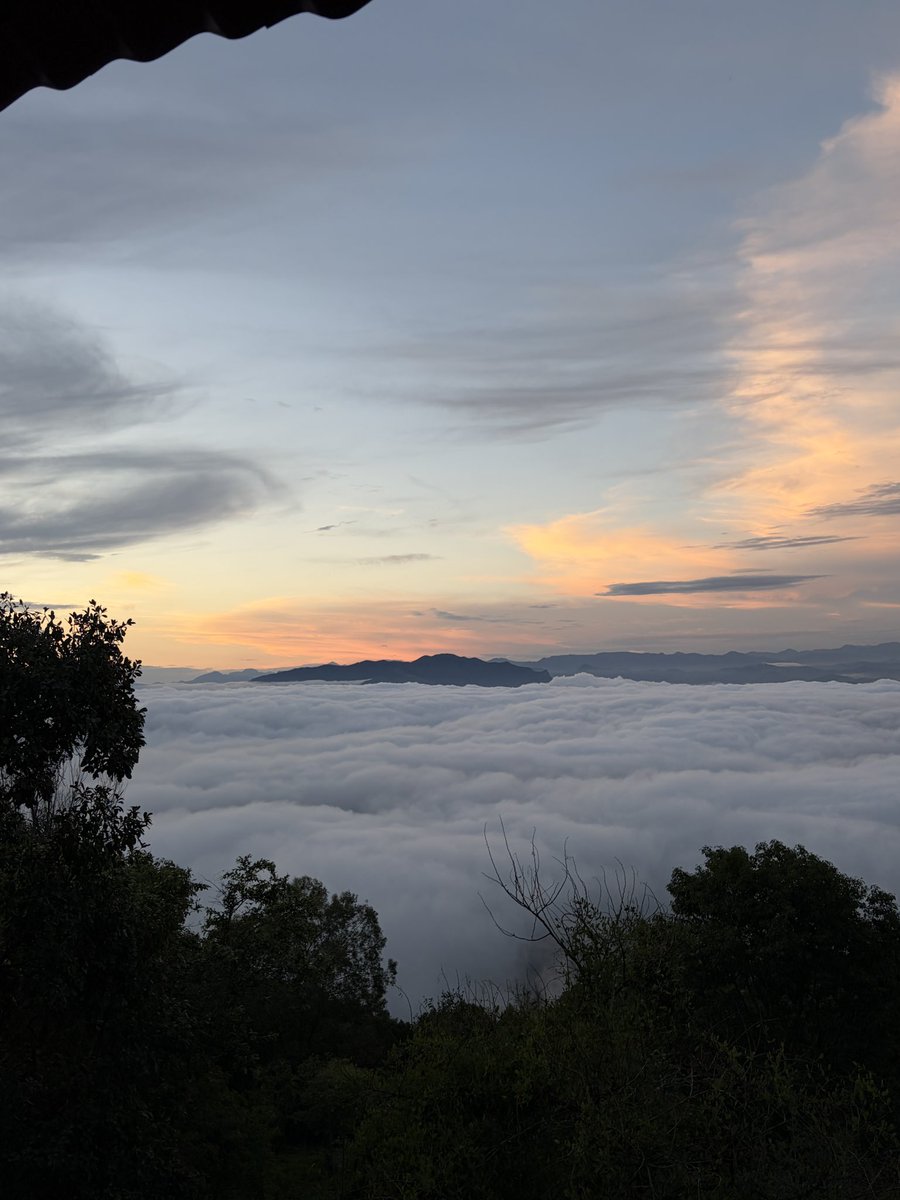 sarismorjar's tweet photo. el atardecer que presencié hoy no puede explicarse con palabras https://t.co/vbGmyeryt1