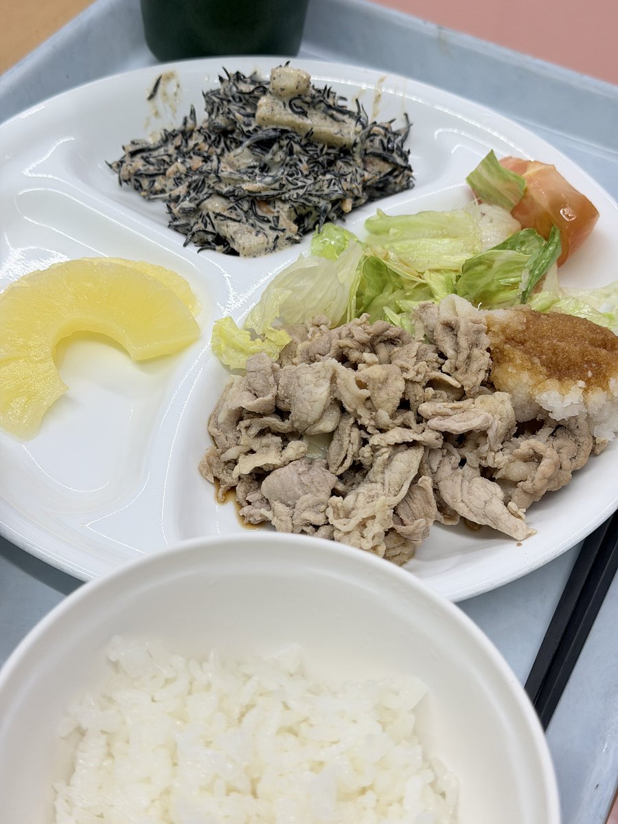sunchan_go's tweet photo. 今日は7月2日だね🌻お昼ごはんは『豚のソテーおろしポン酢』だよ🐷さっぱりしてて美味しい〜😋栄養満点のごはんで利用者さんも職員も元気チャージ💪小豆島の自然の中で一緒に笑顔で働く仲間も大募集しているよ🚢✨
#サンシャイン会 #小豆島 #介護求人 https://t.co/vNMuhBKE8r
