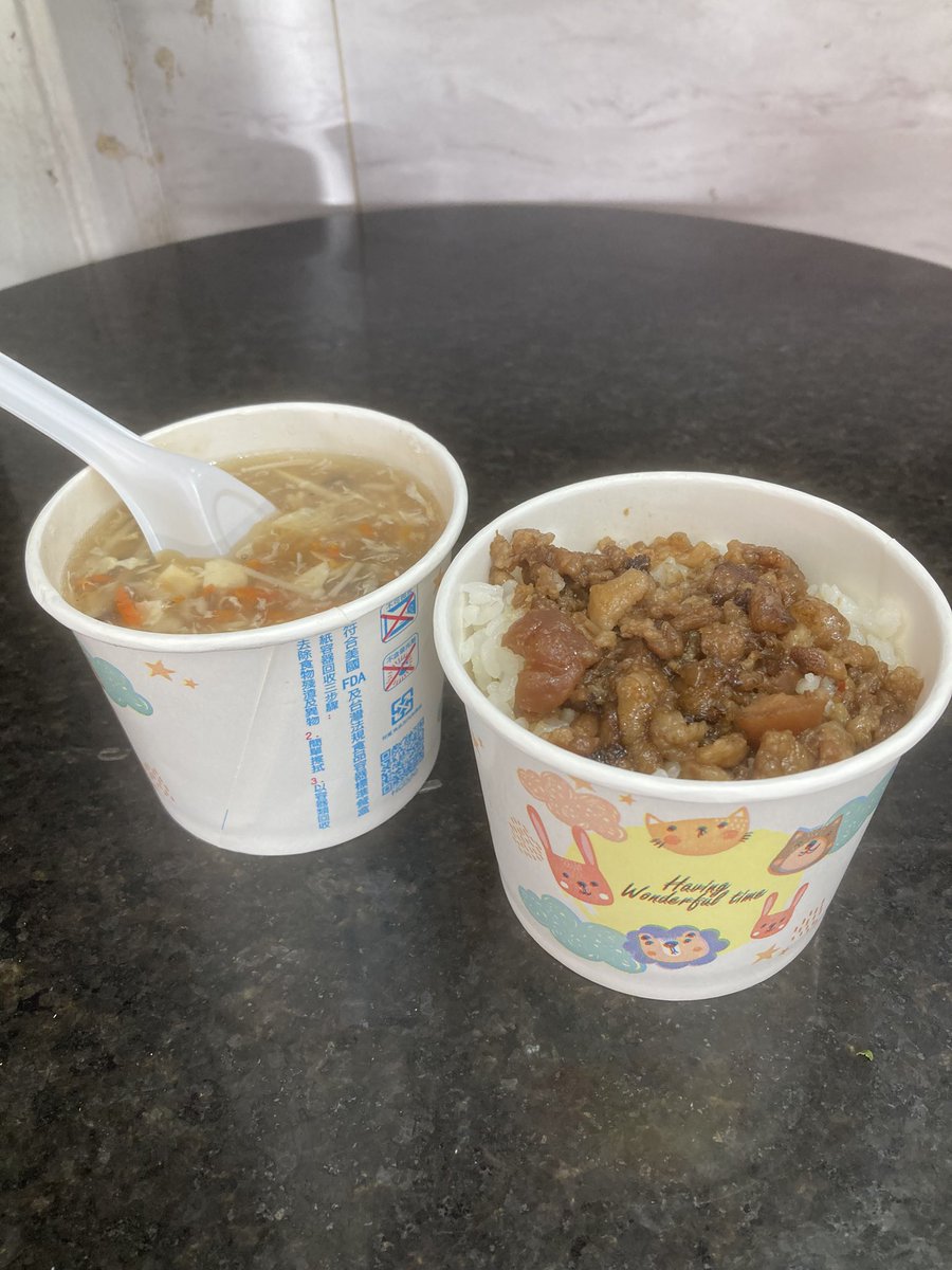 i_am_HAWAII's tweet photo. 早餐！ 
滷肉飯（小）・酸辣湯 好好吃～😍 https://t.co/jPsaZbuqoz