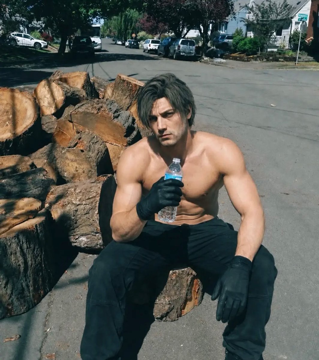 IGhinis's tweet photo. Leon doing housework😍🤤❤️

#REBHFun #バイオレクイエム #LeonKennedy https://t.co/XQTZdOuY6T