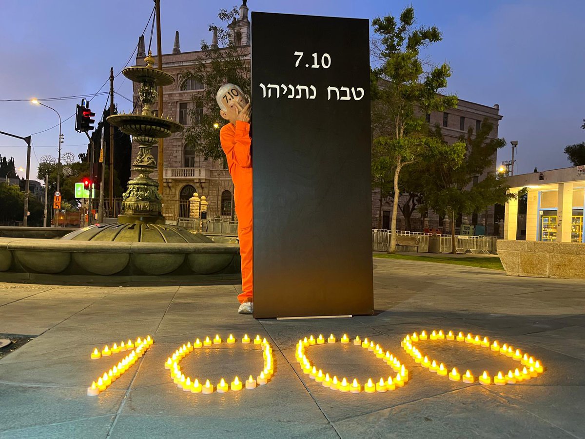 מחאת הסרבלים הכתומים tweet media