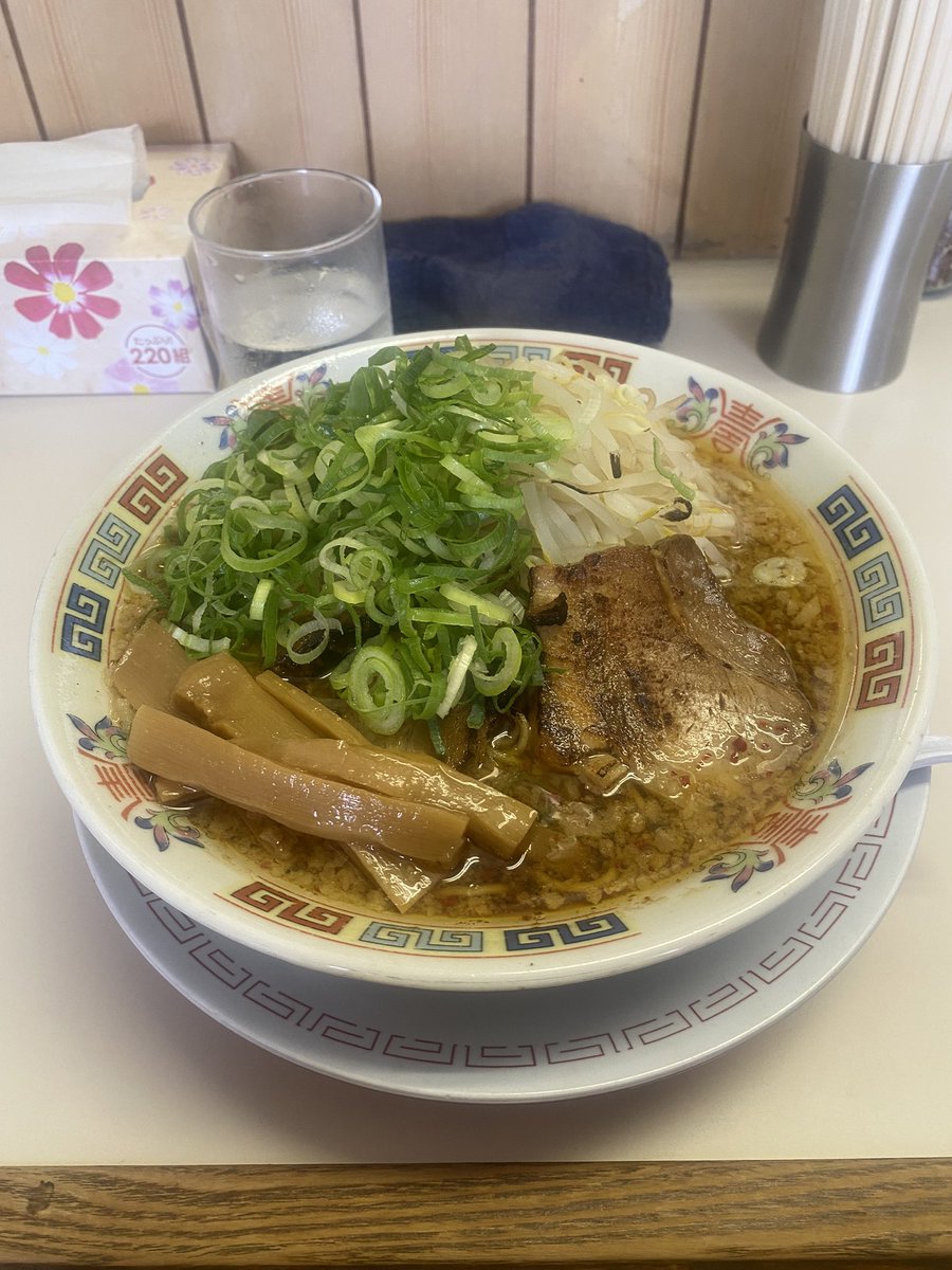 bRsn_com's tweet photo. 暑すぎなんで出張先から直帰😏
昼ラーメン🍜 https://t.co/UJ6lLHuU86