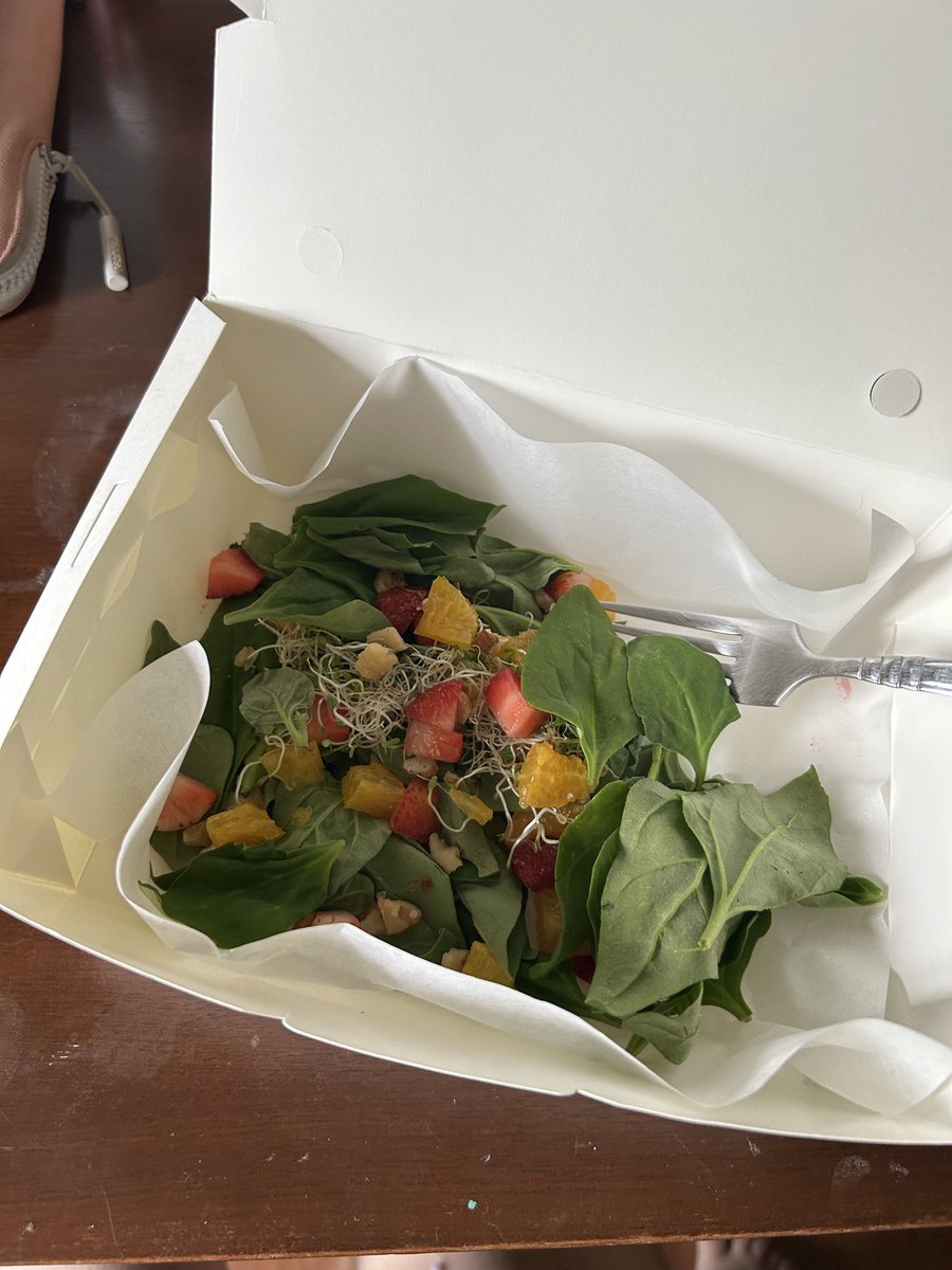 mintywaif's tweet photo. how much cals do u think this is? spinach, bean sprouts, strawberry, mandarin https://t.co/xAhLVFOhyM