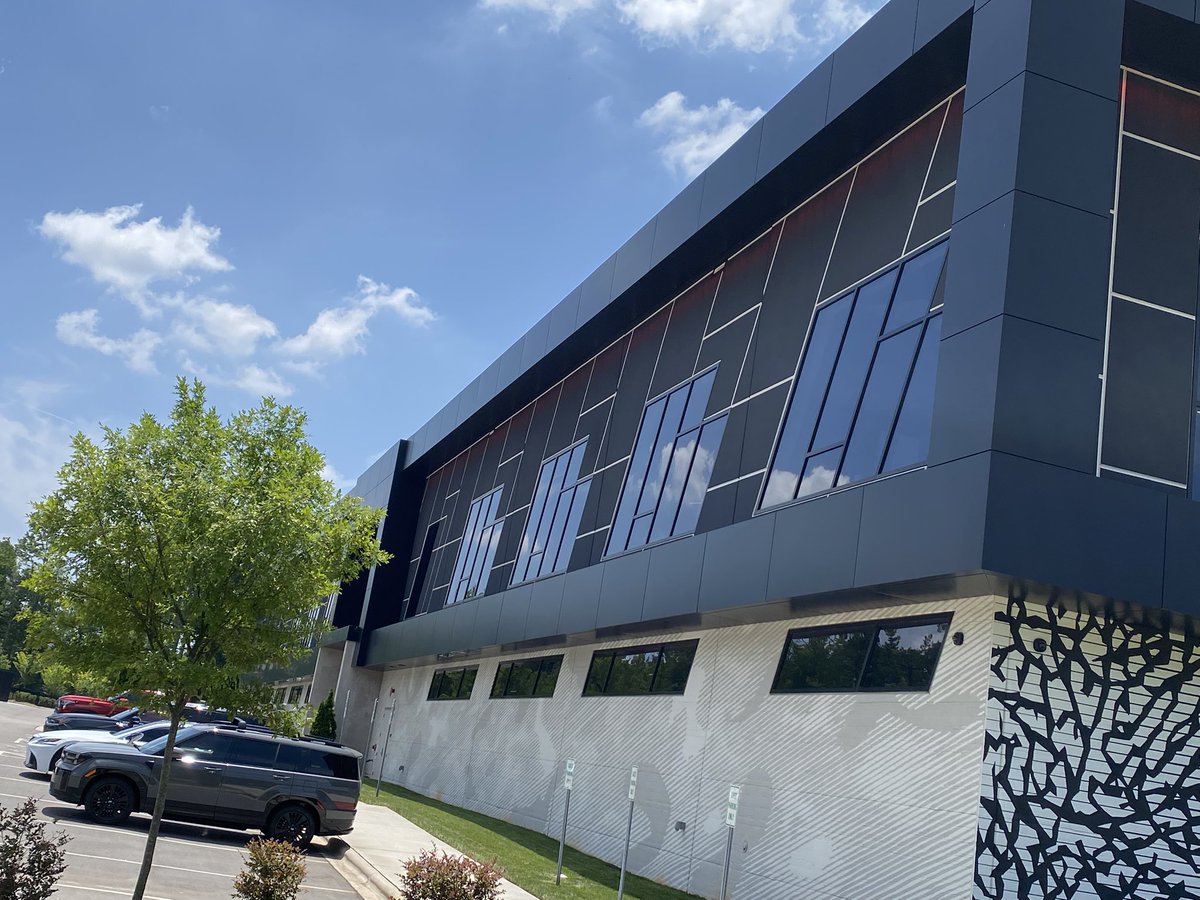 Hails_Queen22's tweet photo. @dennyhamlin @23XIRacing this place was awesome! Denny did such a good job with it! https://t.co/5lwOIEoAYk