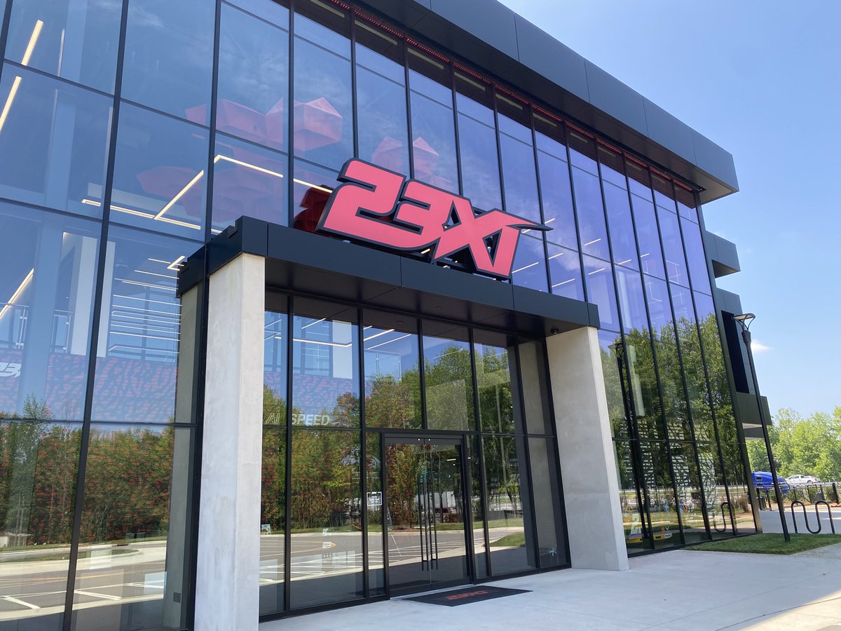Hails_Queen22's tweet photo. @dennyhamlin @23XIRacing this place was awesome! Denny did such a good job with it! https://t.co/5lwOIEoAYk