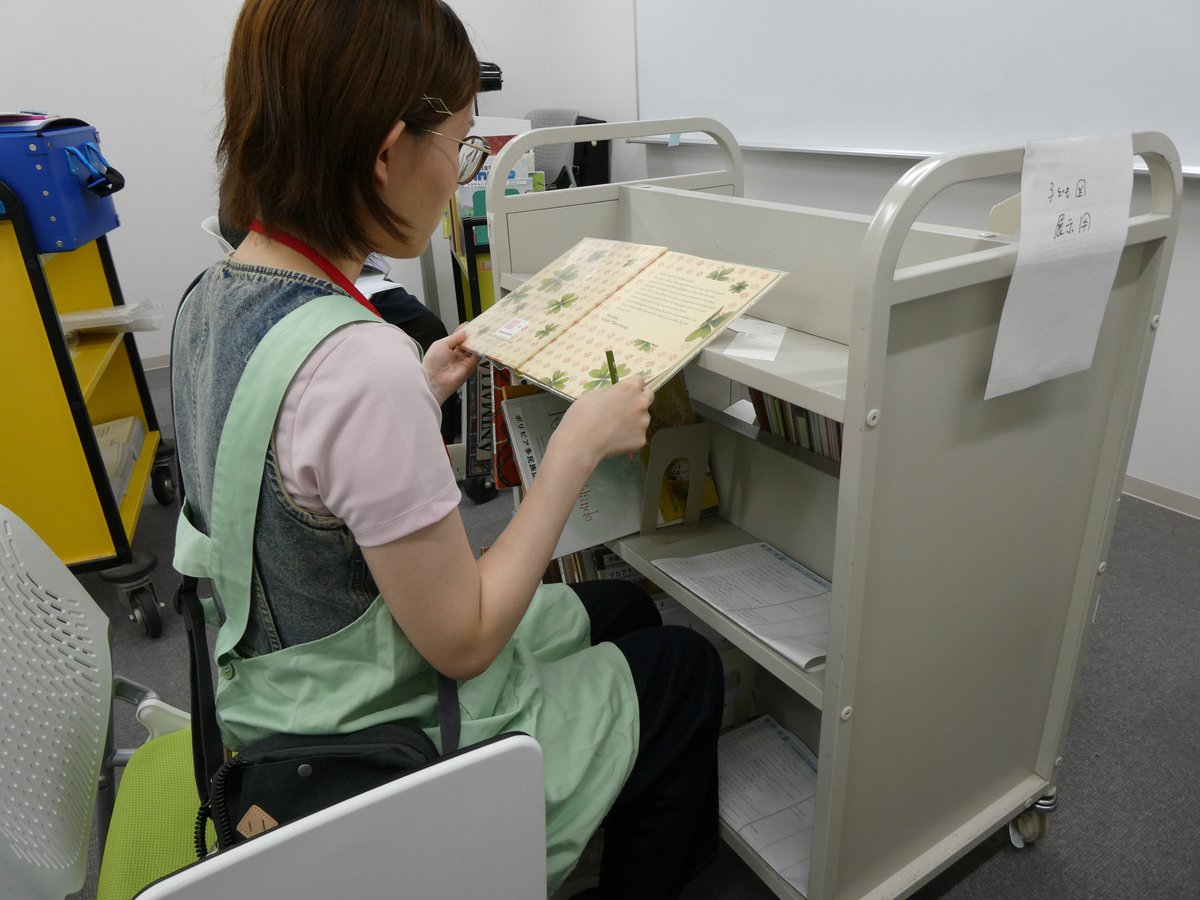 ochalisa_lib's tweet photo. 図書館で実施する展示に向けて、特別活動をしました。
1ページずつ丁寧に資料の状態を調べています！
展示は7/6（月）より図書館１階新着雑誌棚付近で開催します。ぜひご覧ください♪
#本日のLiSA活動 https://t.co/JiSk9Nn6PS