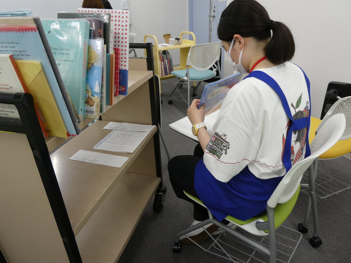 ochalisa_lib's tweet photo. 図書館で実施する展示に向けて、特別活動をしました。
1ページずつ丁寧に資料の状態を調べています！
展示は7/6（月）より図書館１階新着雑誌棚付近で開催します。ぜひご覧ください♪
#本日のLiSA活動 https://t.co/JiSk9Nn6PS