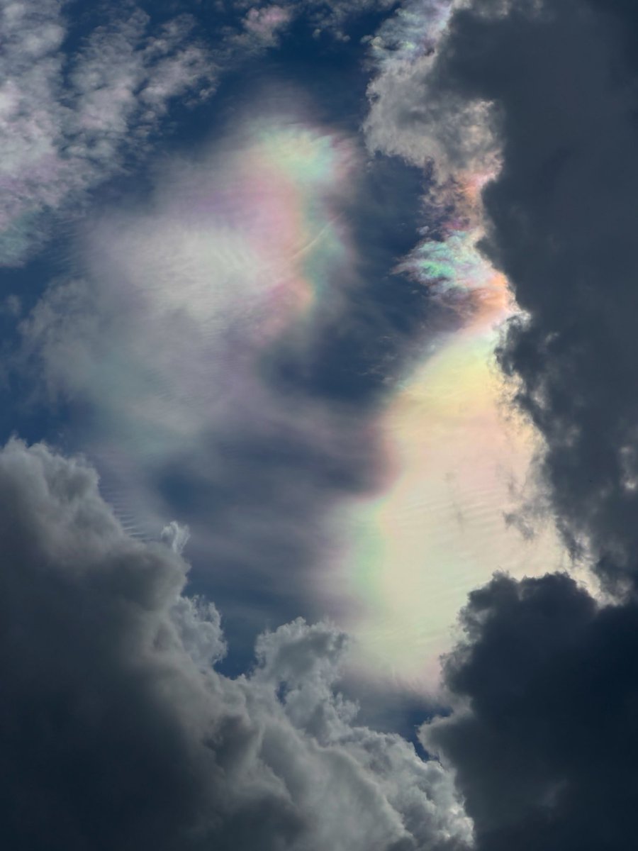 EmmaWalkerWx's tweet photo. Didn’t see much today, but managed to catch some cloud iridescence in SW WI above a deteriorating cell. Yay?? 🙃

#WIwx #wxTwitter https://t.co/2TMiuInCD7