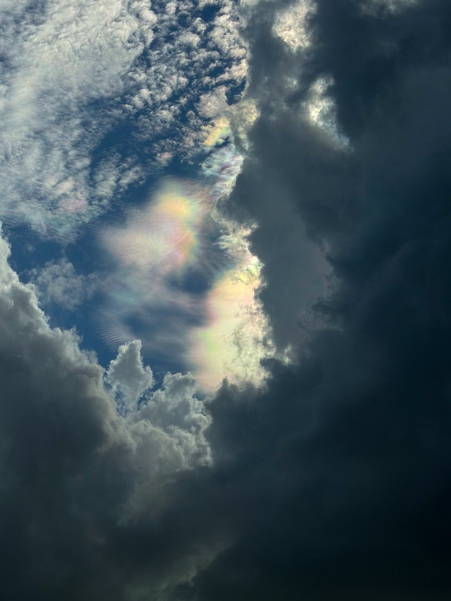 EmmaWalkerWx's tweet photo. Didn’t see much today, but managed to catch some cloud iridescence in SW WI above a deteriorating cell. Yay?? 🙃

#WIwx #wxTwitter https://t.co/2TMiuInCD7