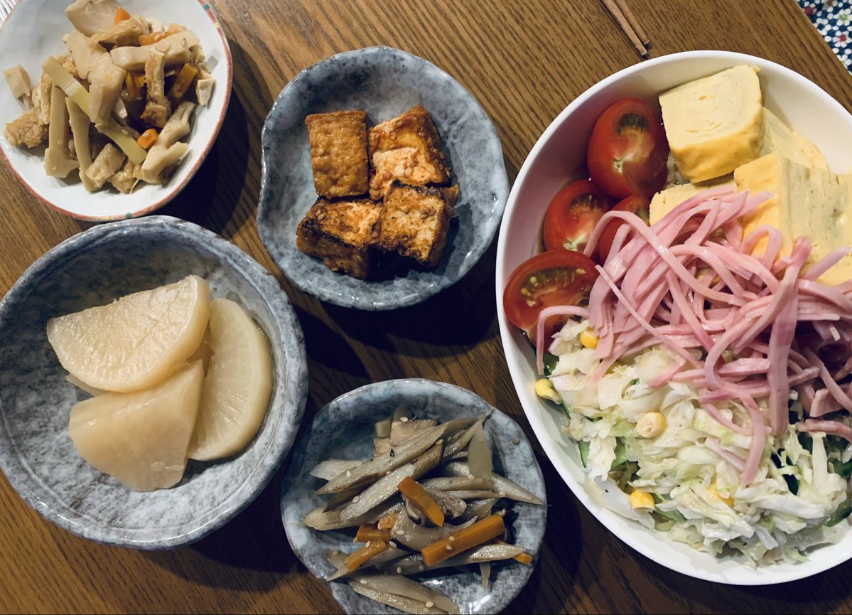 omochidabc's tweet photo. 冷やし中華麺を茹でてきゅうりとトマトを切っただけのランチ
買ってきたお惣菜が美味しい😋 https://t.co/Hugmd5d9N9
