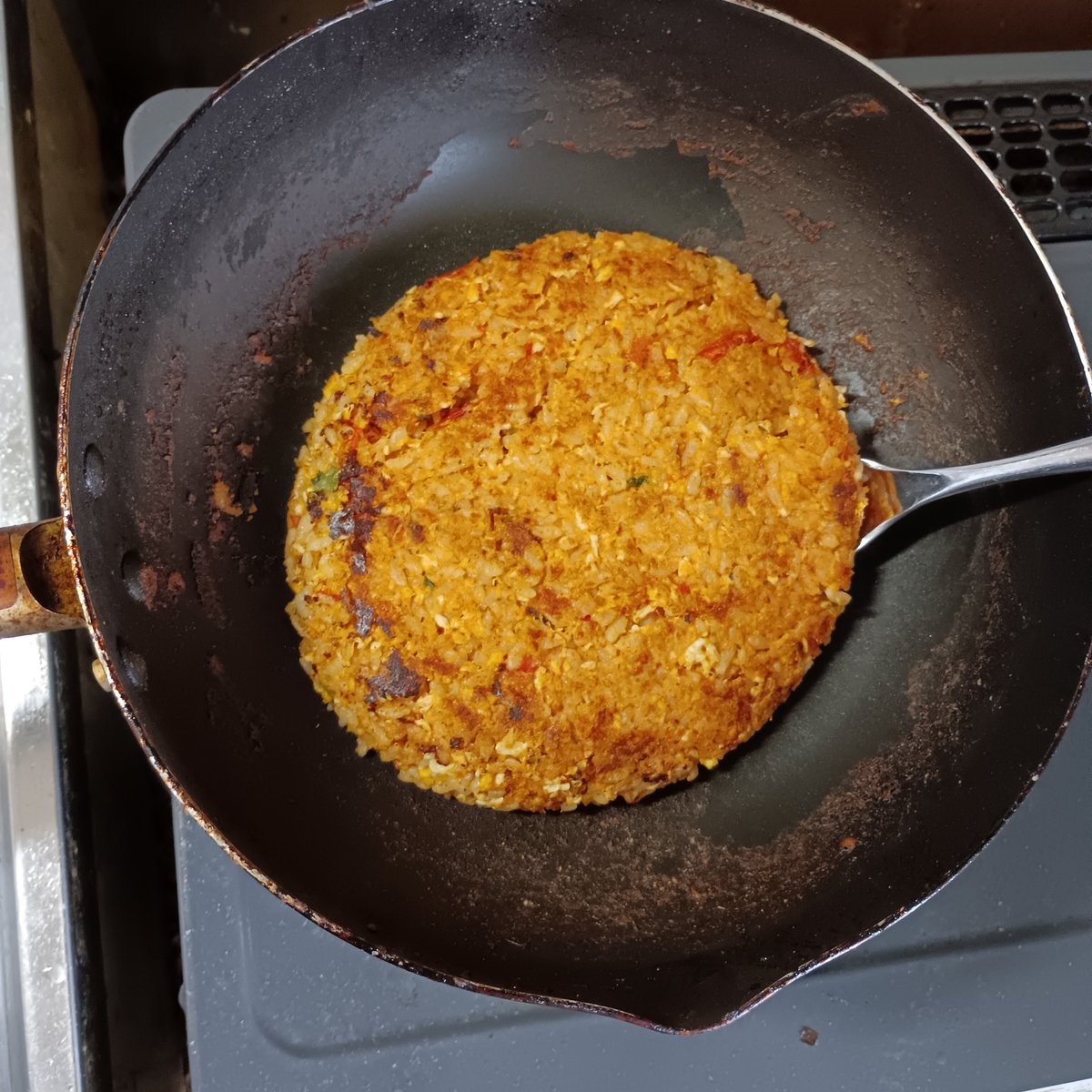 kls_iq's tweet photo. 残ってたトマトとタマゴでトマトチャーハンを作ろうとしたんだが残りご飯が思ってたよりかなり少なくてハンバーグみたいになったのである
#ハンバーグ #チャーハン https://t.co/haSqZFLNcS