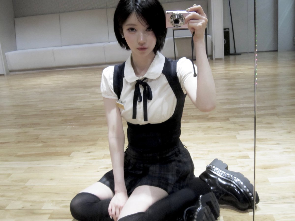 chaerysi's tweet photo. Checked the mirror, adjusted the lens 📸✨ back in the practice room, capturing the quiet moments before the music starts https://t.co/yKXiGbura6