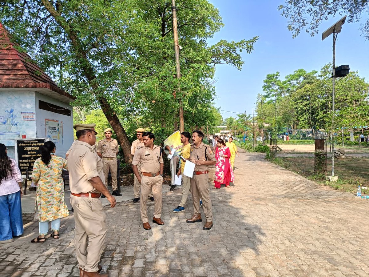 lalitpurpolice's tweet photo. #SPLalitpur @IPSMdMustaque के निर्देशन में #Addl_SP @kaloosingh व क्षेत्राधिकारी पाली द्वारा प्रचलित उत्तर प्रदेश शिक्षक पात्रता परीक्षा (UPTET)-2026 को सकुशल एवं शान्तिपूर्ण ढंग से संपन्न कराए जाने हेतु सभी परीक्षा केन्द्रों पर भ्रमणशील रहकर सुरक्षा व्यवस्था का जायजा लिया गया एवं ड्यूटी पर तैनात पुलिस बल को ब्रीफ कर आवश्यक दिशा-निर्देश दिए गए।