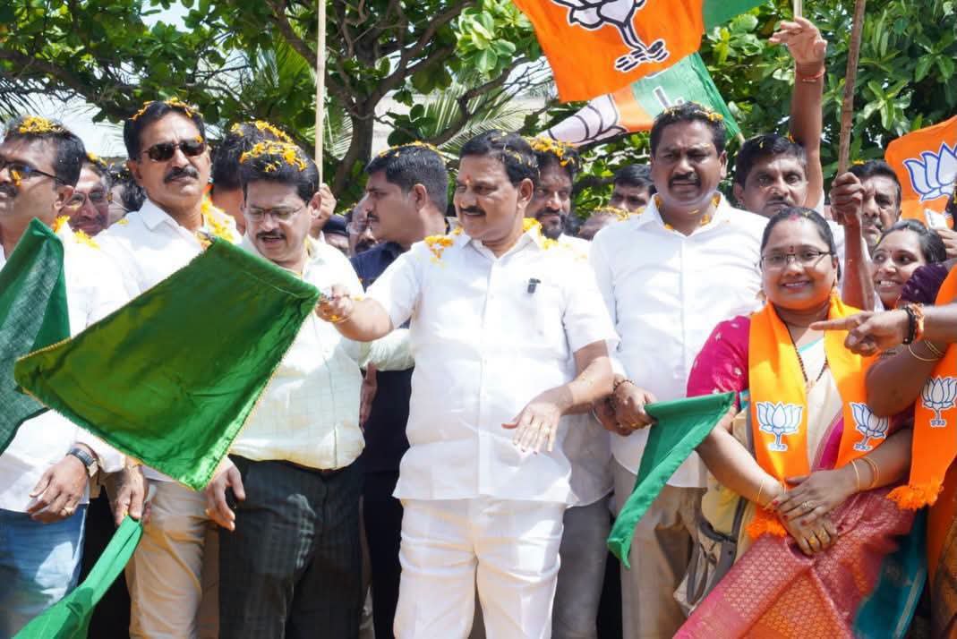 BJYM4Andhra's tweet photo. కేంద్ర మంత్రి @BjpVarma గారి కృషితో నర్సాపురం పార్లమెంట్ నియోజకవర్గ భక్తుల చిరకాల కోరికను నెరవేర్చుతూ నర్సాపురం–అరుణాచలం (తిరువణ్ణామలై) వీక్లీ ఎక్స్ప్రెస్ ఇప్పుడు పూర్తిస్థాయి రెగ్యులర్ రైలు సేవగా ప్రారంభమైంది.
#BJP4APDevelopment https://t.co/ArLs5YDtD1